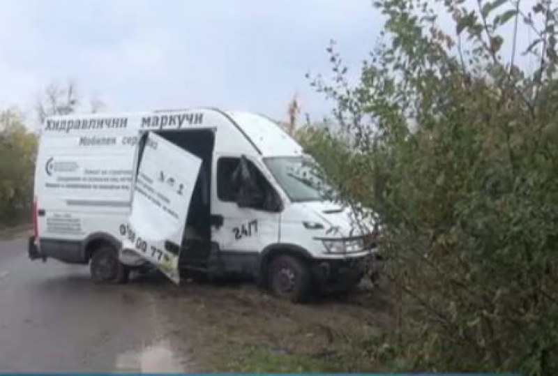 Мигранти помогнали при залавянето на шофьора, който катастрофира докато ги превозваше
