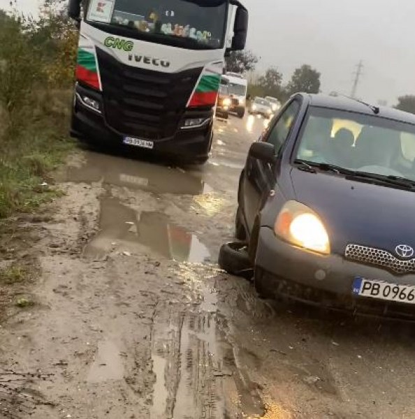 Кошмар на Рогошко шосе в Пловдив. Десетки шофьори сменят гуми в дъжда ВИДЕО