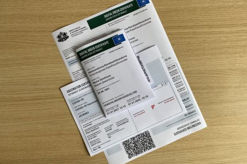 Полицията разкри мрежа за фалшиви сертификати. Заловени са четирима души