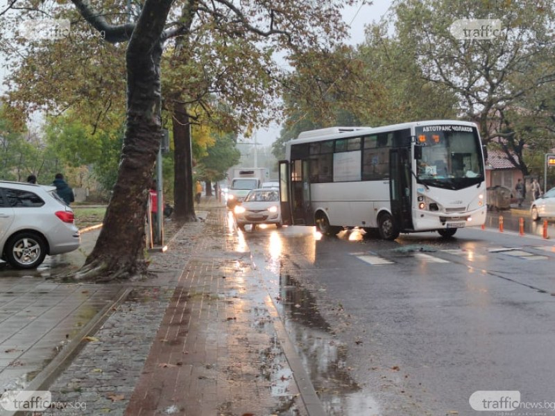 Рейс и кола се блъснаха на натоварен булевард в Пловдив СНИМКИ