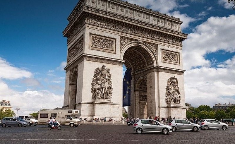 В Париж ще садят 170 000 дървета, за да преборят мръсния въздух