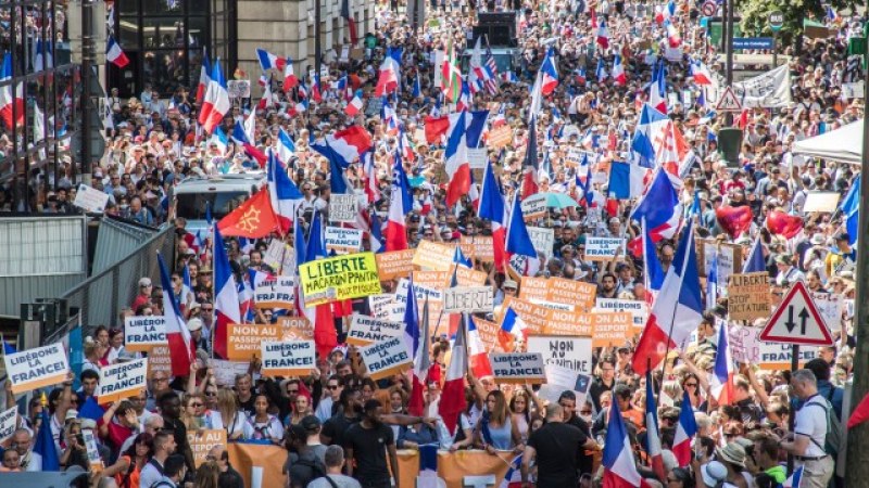 14-та поредна събота: Хиляди срещу ковид сертификатите във Франция
