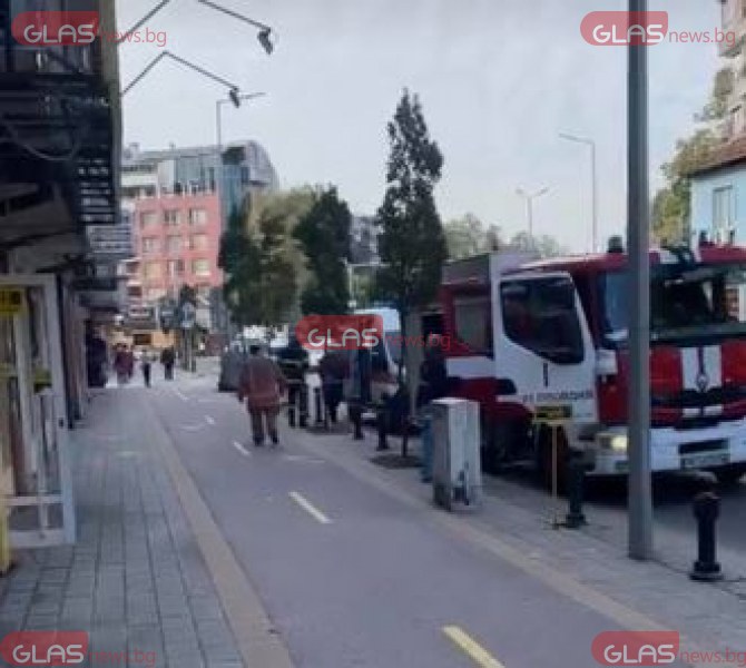 Пожарникари влизат в кооперация в Пловдив, на място има линейка* СНИМКИ