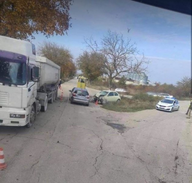Кола и камион се блъснаха край Варна СНИМКА