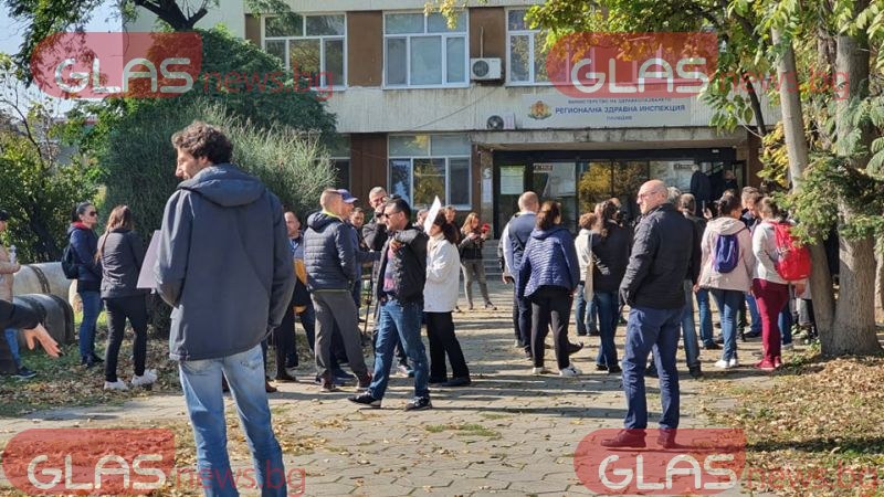 Опашки за ваксиниране и протест срещу новите мерки в Пловдив СНИМКИ