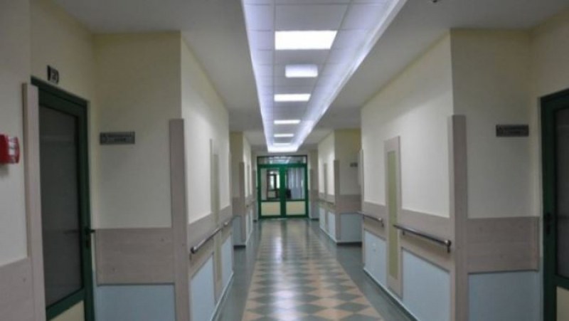 Приети в Спешното с ковид чакат с часове, гаранция за сигурна смърт