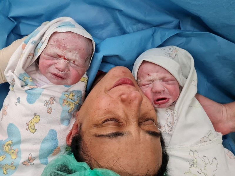 След 15 г. борба и 10 аборта, Яни се радва на близнаците си, момченца СНИМКИ