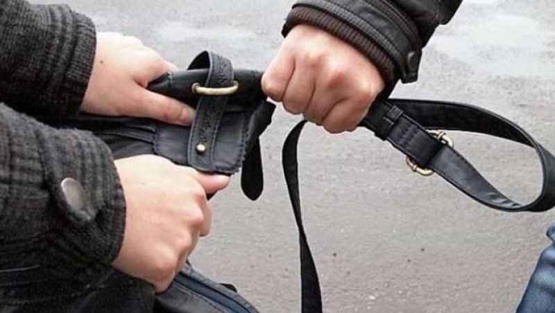 Заловиха апаш, обрал пловдивска тийнейджърка на спирка