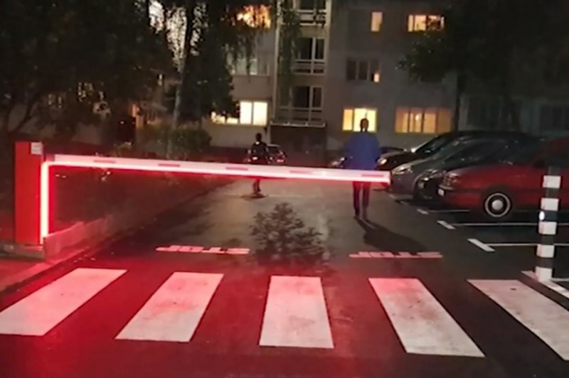 Столичани туриха бариера към паркинга пред блока си. Поп я осветил! ВИДЕО