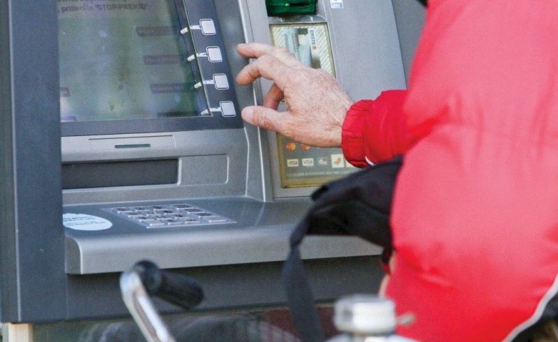 Удар по пенсионерите: Банкова такса за теглене на парите им от банкомата
