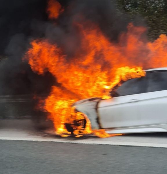 Кола гори на магистрала 