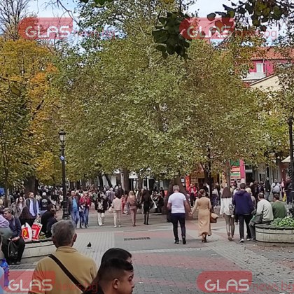 Главната на Пловдив преля от хора - заведенията и магазините пълни  СНИМКИ