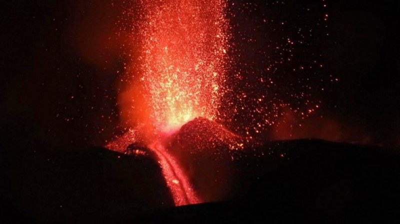 Най-високият вулкан в Европа изригна отново  СНИМКИ
