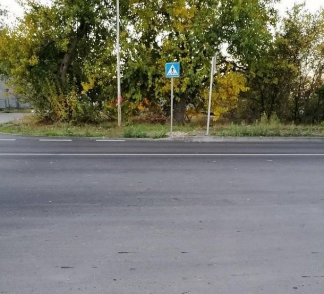 Знак за пешеходци има, но къде е маркировката? СНИМКИ