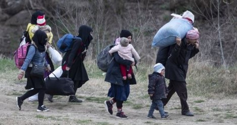 Мигранти преминават в Гърция през България