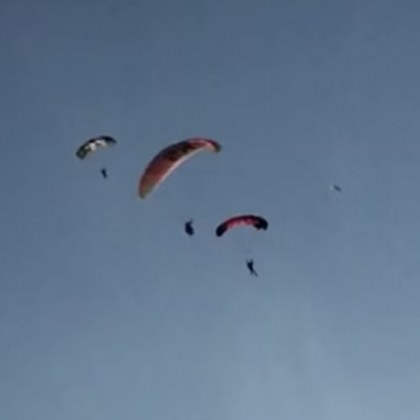 Парапланеристи се блъснаха пред погледа на ужасената публика ВИДЕО