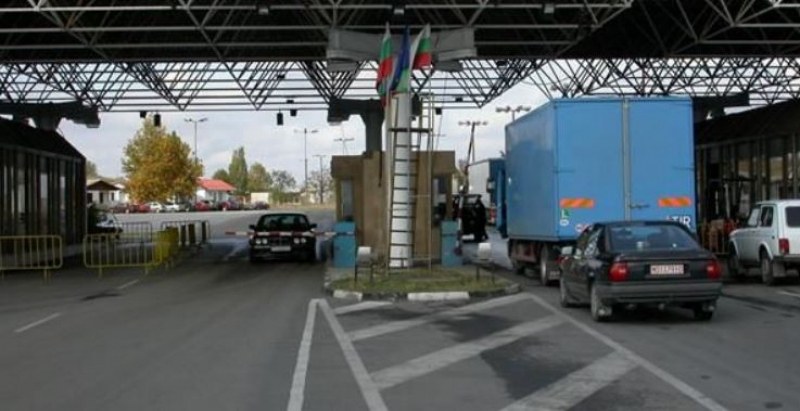 Откриха 19 пакета марихуана, скрити в тонколоната на кола