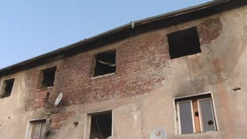 Ромски семейства – на улицата. Изселват ги от опасна сграда във Враца