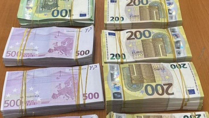 Заловиха шофьор, пренасял недекларирана валута за над 530 000 лева, на границата