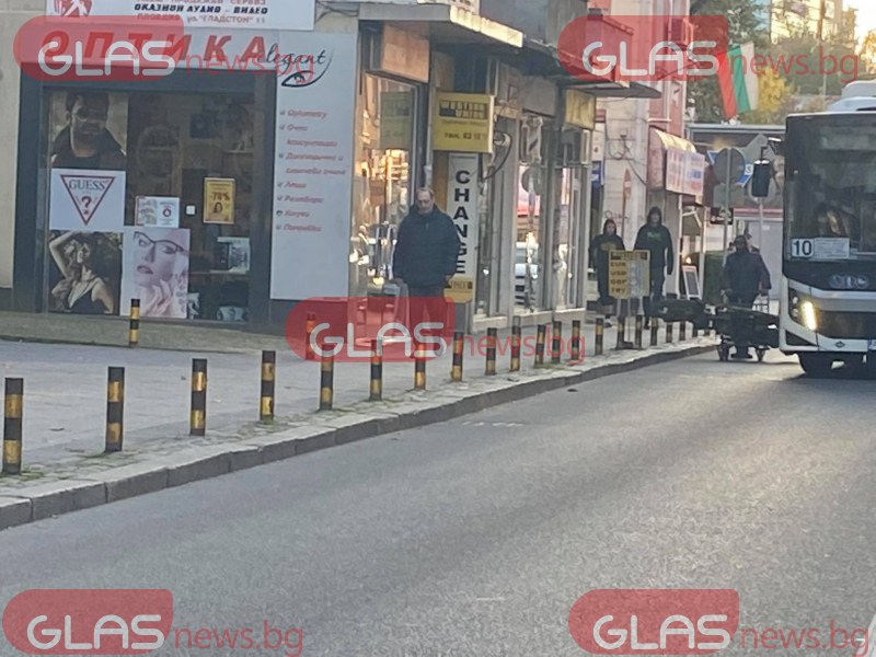 Пешеходец, превозващ скрап, блокира най-натоварената улица в Пловдив