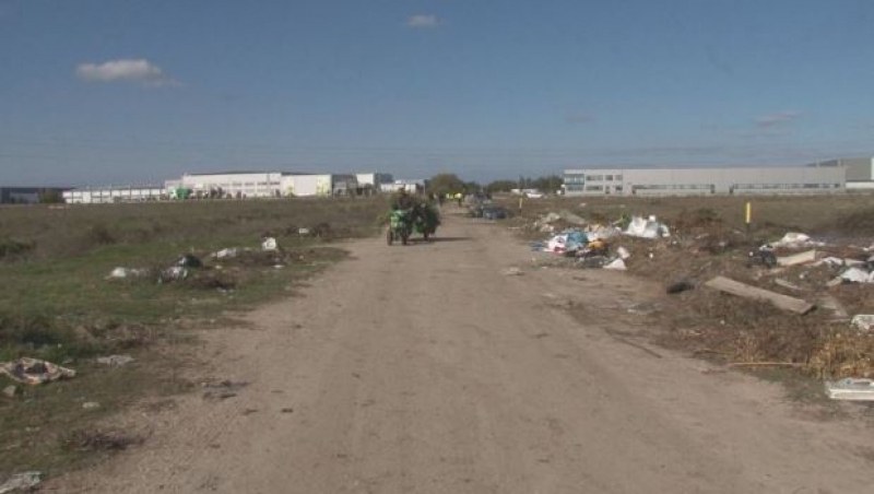 Изхвърлят тонове отпадъци на незаконно сметище край Стряма ВИДЕО