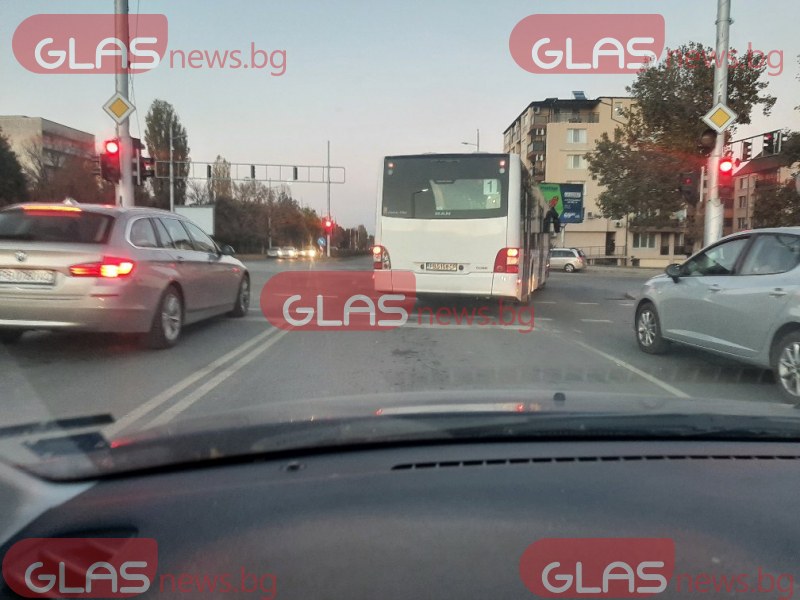 Шофьор от градския в Пловдив мина на чисто червено, зави от средна лента