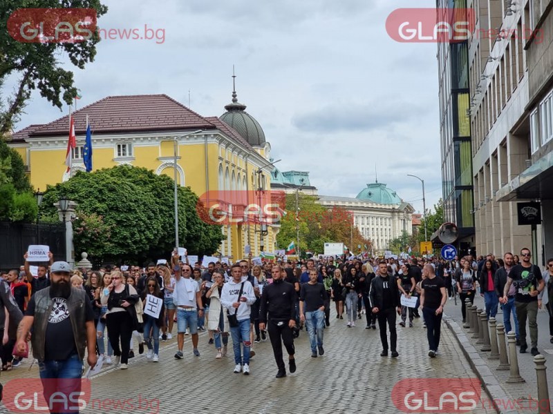 Протести обхващат 25 града: Всички заедно! За здраве, работа, бъдеще!