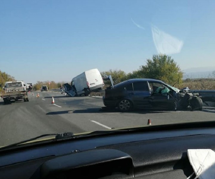Тежка катастрофа на Пазарджишко шосе, БМВ и бус се блъснаха* СНИМКИ