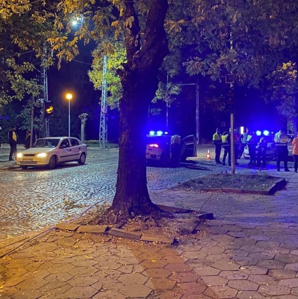 Товарен автомобил скъса тролейбусни жици, блъсна 7 коли в Пловдив
