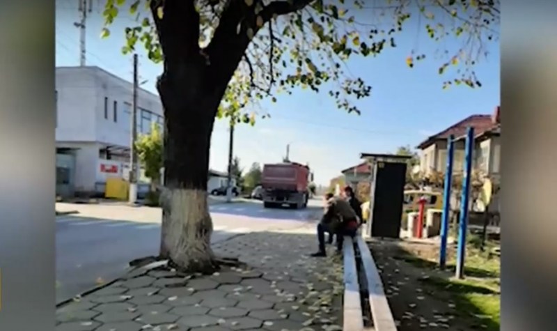Пловдивското Караджово на протест – тежки камиони рушат пътя им ВИДЕО