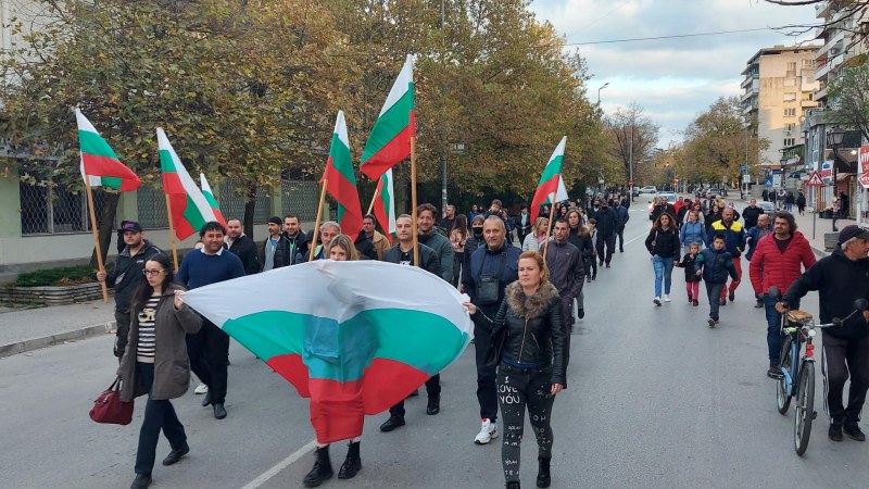 Стотици българи на поход срещу бежанските погроми в Харманли СНИМКИ