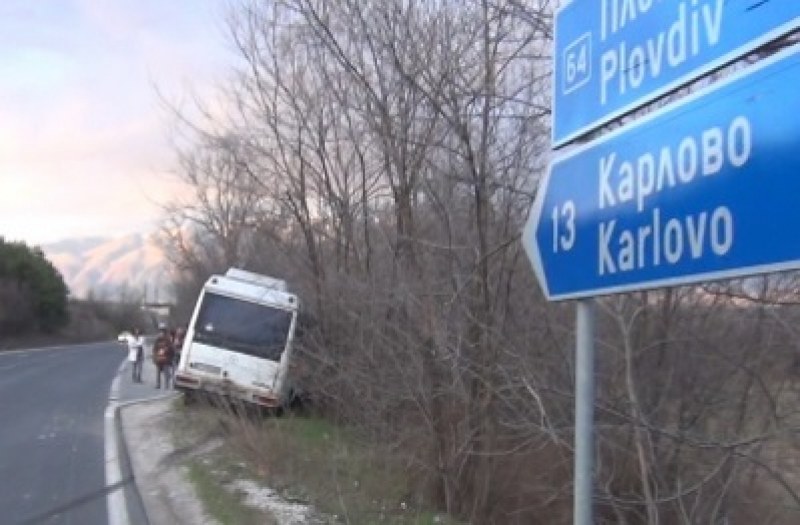 Тежка катастрофа с ранени затвори пътя от Пловдив за Карлово