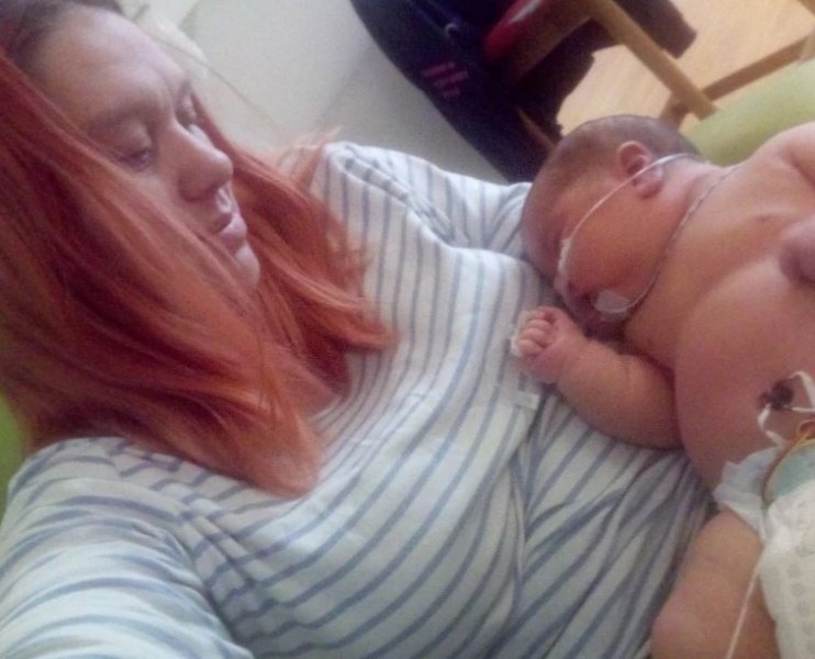 Майка роди огромно бебе, цели две акушерки го израждаха СНИМКИ