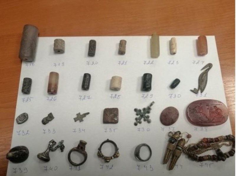 Заловиха шофьор на камион, който превозвал стотици старинни монети
