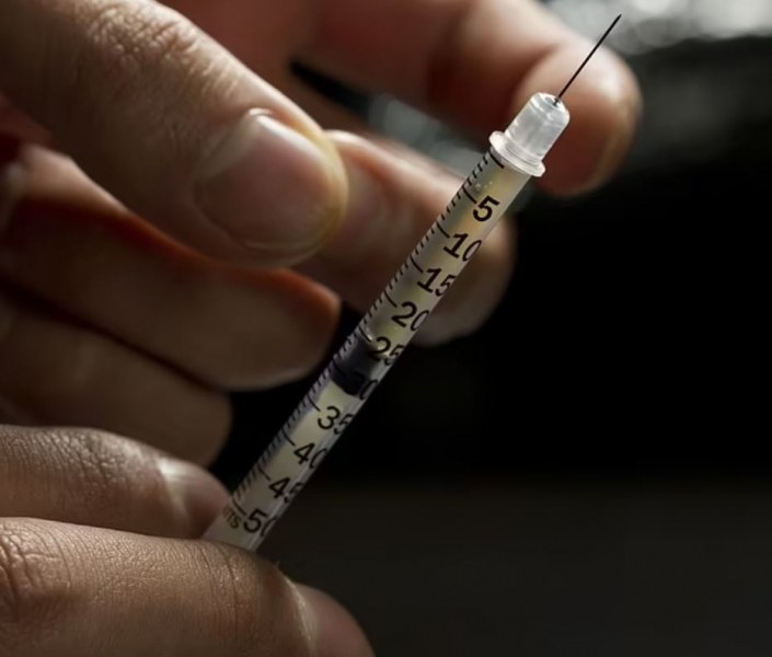 Баща инжектира децата си с хероин, за да заспят