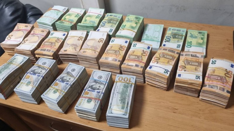 Мъж опита да мине „Лесово” с рекордна сума недекларирани пари СНИМКИ