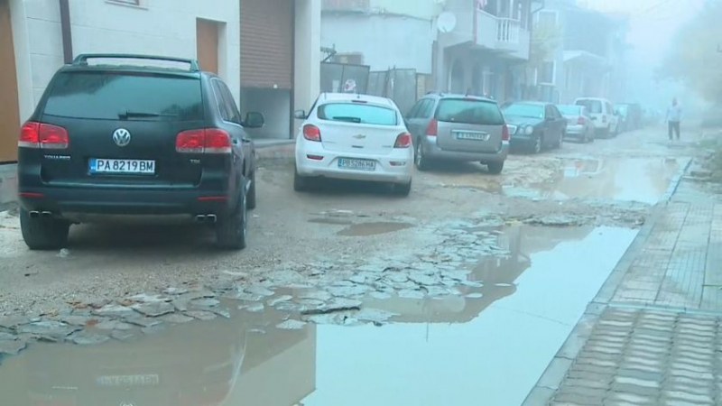 ВиК авария наводнява с месеци центъра на Пловдив. Ремонт ли? Някога!