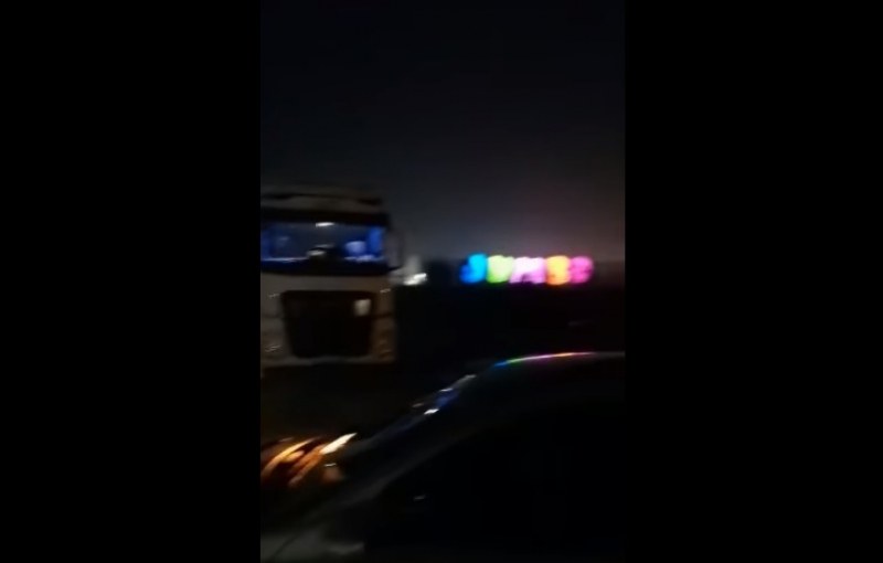 Помляха от бой тираджия. Бежанци или роми искали да се качат? ВИДЕО