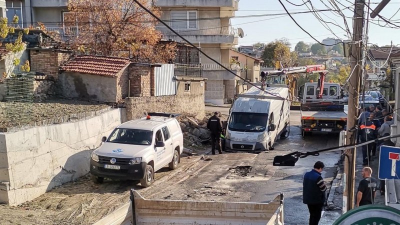 Дупка на пътя "погълна" микробус, паяк го вади