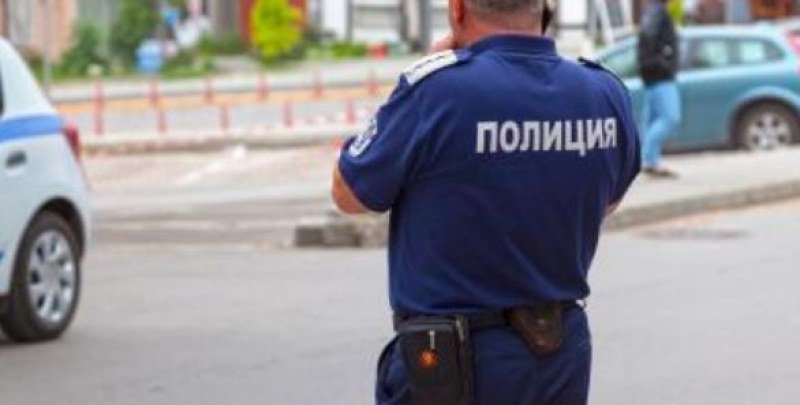 Двама се престориха на полицаи, обискираха колата на жена