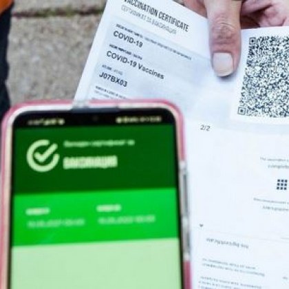 Обсъждат въвеждането на "зелен сертификат" и за антитела