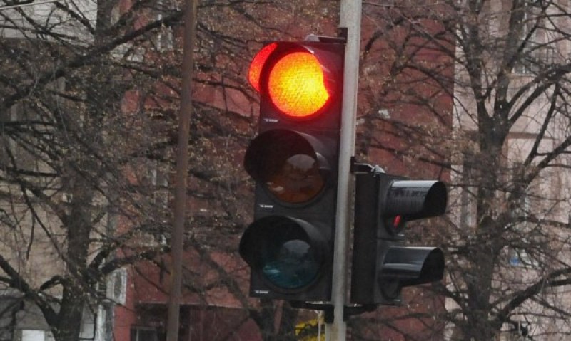 Премигването на светофарите секва. Експерти и шофьори се чудят защо?