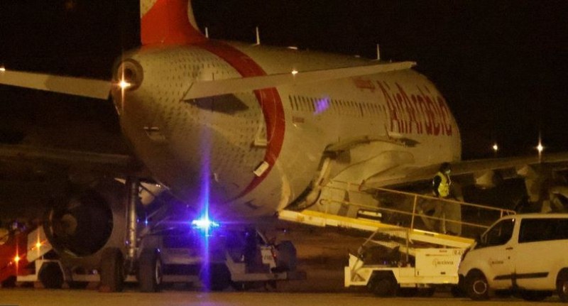 12 души избягаха от самолет при аварийно кацане. Полицията ги издирва