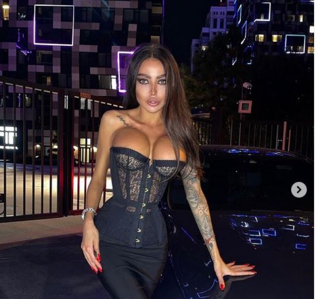 Украинската Ким Кардашиян разтуптя мъжките сърца  СНИМКИ 18+