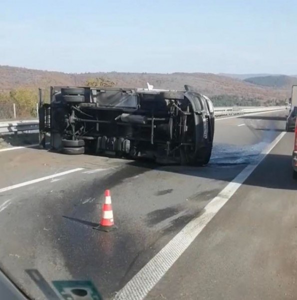 Бус се преобърна на 