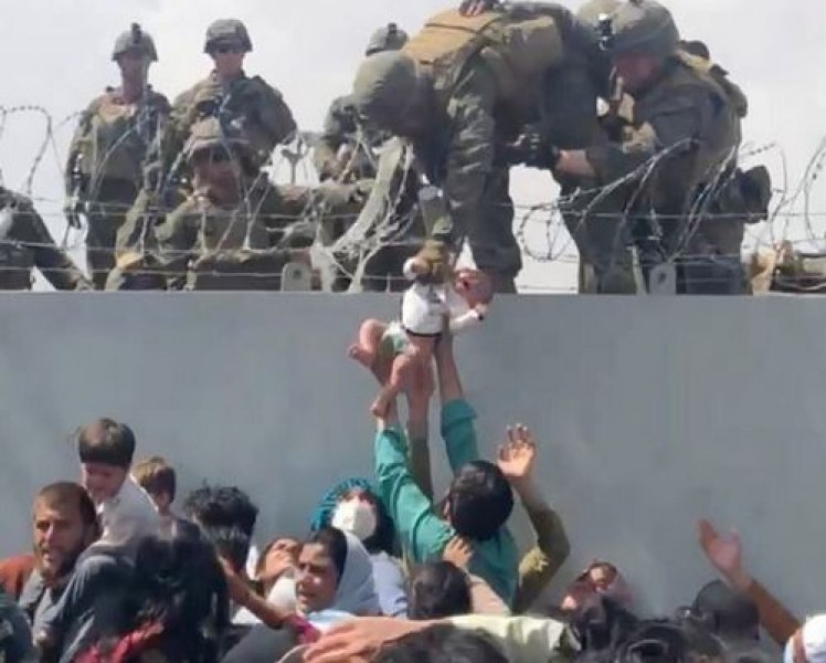 Издирват детенцето, което бе дадено на войник на летището в Кабул