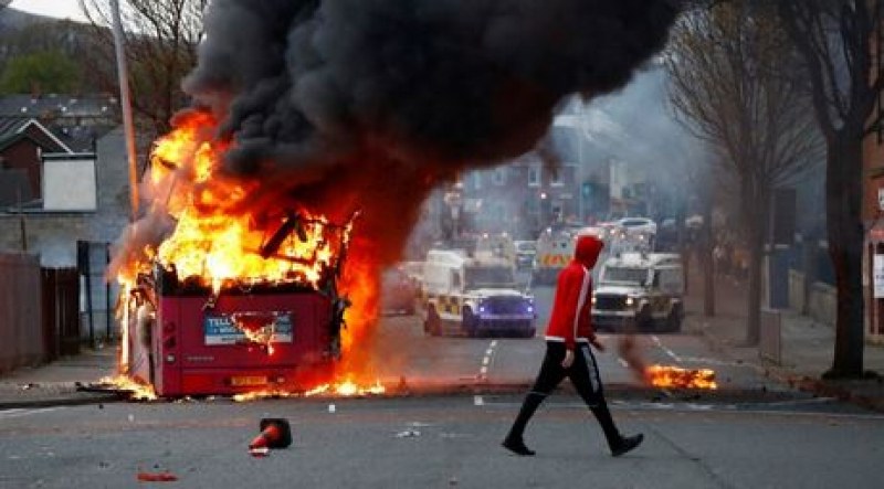Неизвестни отвлякоха и подпалиха автобус