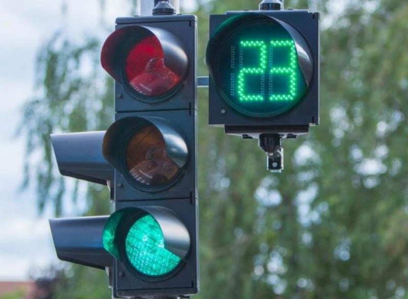 Предлагат връщане на мигащата светлина на светофарите в София