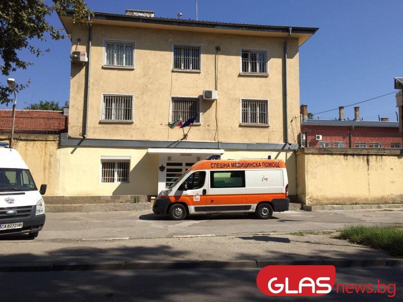 Възрастен шофьор блъсна пенсионерка на паркинг и избяга