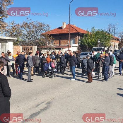 Жива верига спира полицаи да обискират магазин в пловдивско село СНИМКИ и ВИДЕО